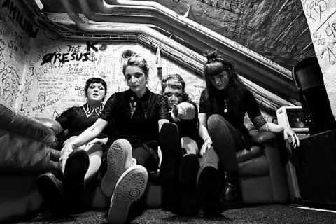 “Monster” Acerta Como um Tijolo: O Coletivo Punk Mais Selvagem da Noruega Acaba de Fazer Sangrar