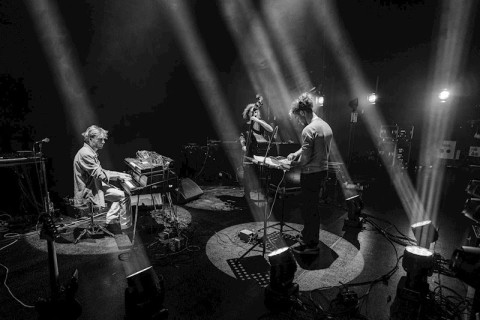 NITE KITE: Estreia do álbum completo "Erratic Erosion", do coletivo neoclássico de jazz acústico/ambiental de Bruxelas.
