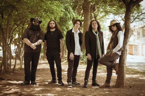 Distopia, palco e energia: Fabiano Negri lança clipe de “The Goat, The Machine Gun and The Jackal”