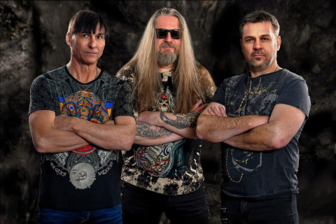 Trio de rock tcheco Extra Band lança novo álbum com 13 faixas "Full of Love"