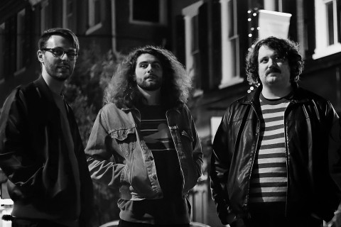 O rock alternativo ganha um toque afiado – Destroy The Moon Expande os limites em “Looks Like Revenge”